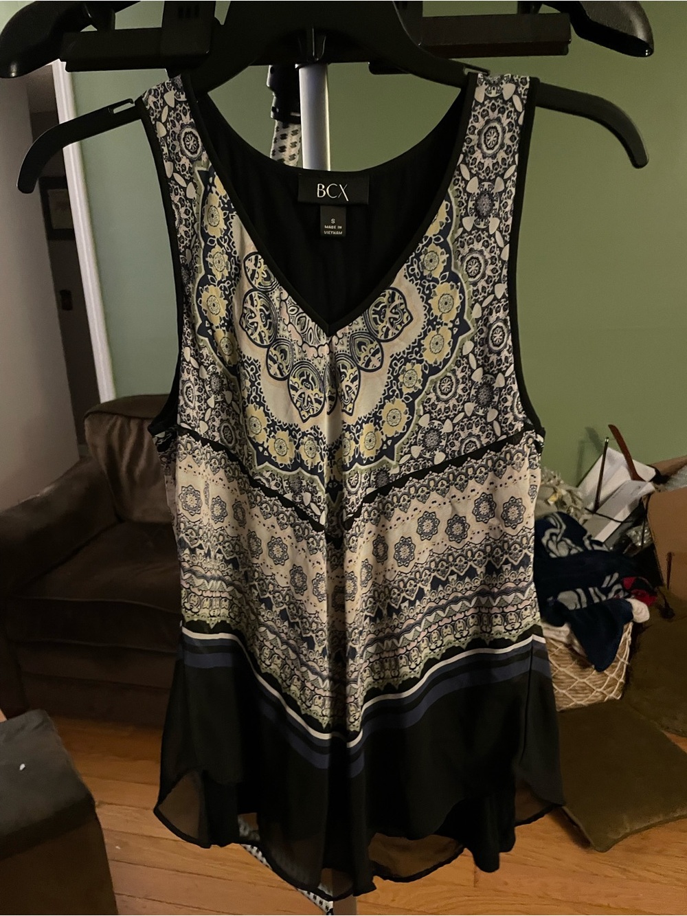 BCX Black and Cream Patterned V-Neck Sleeveless Blouse
